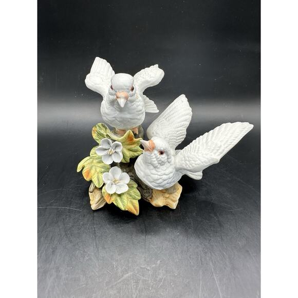Vintage Pair of Porcelain White Doves With White Flowers Figurine Sculpture MINT - Picture 2 of 9